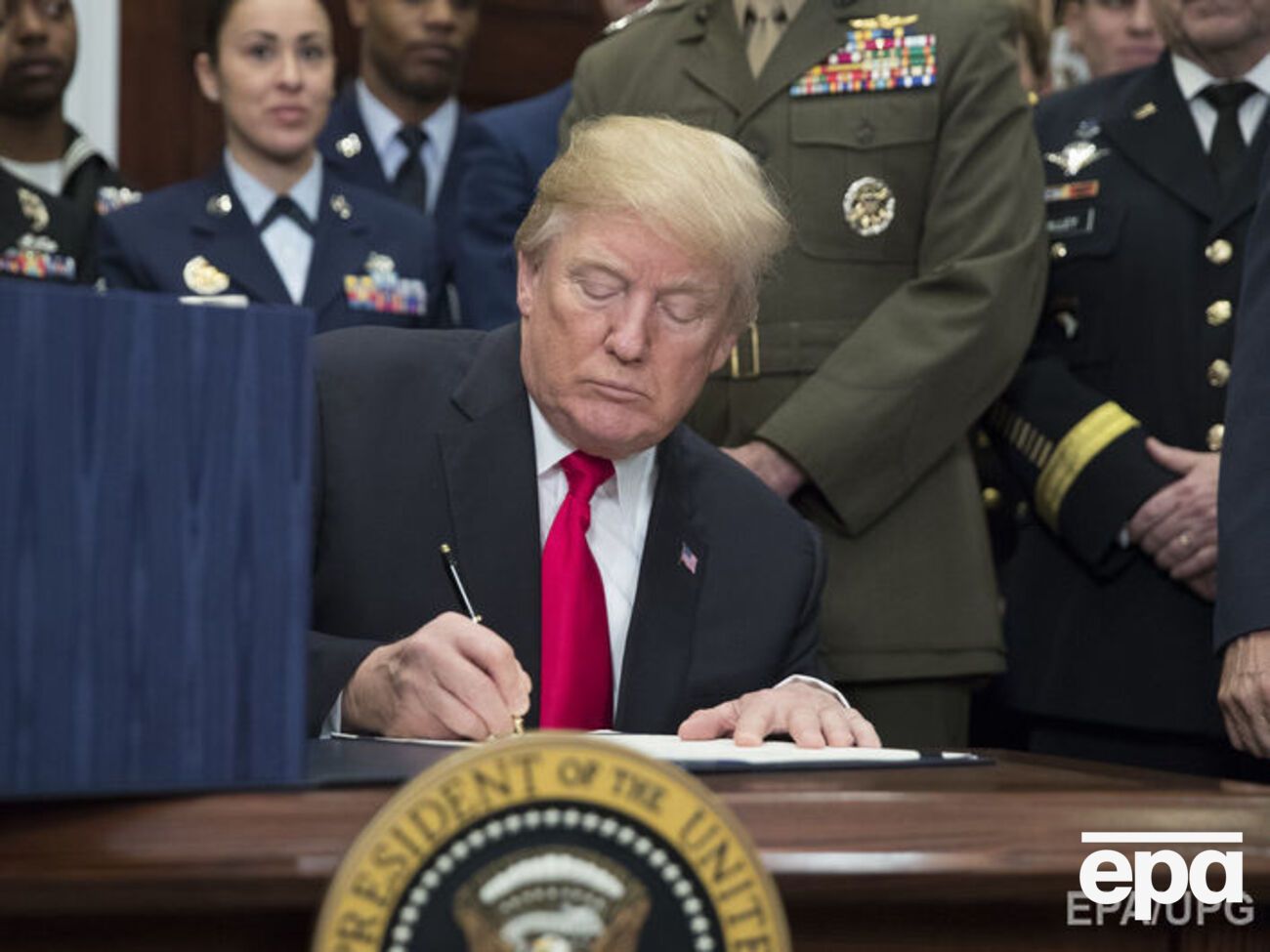 Трамп подписал оборонный бюджет в присутствии военных