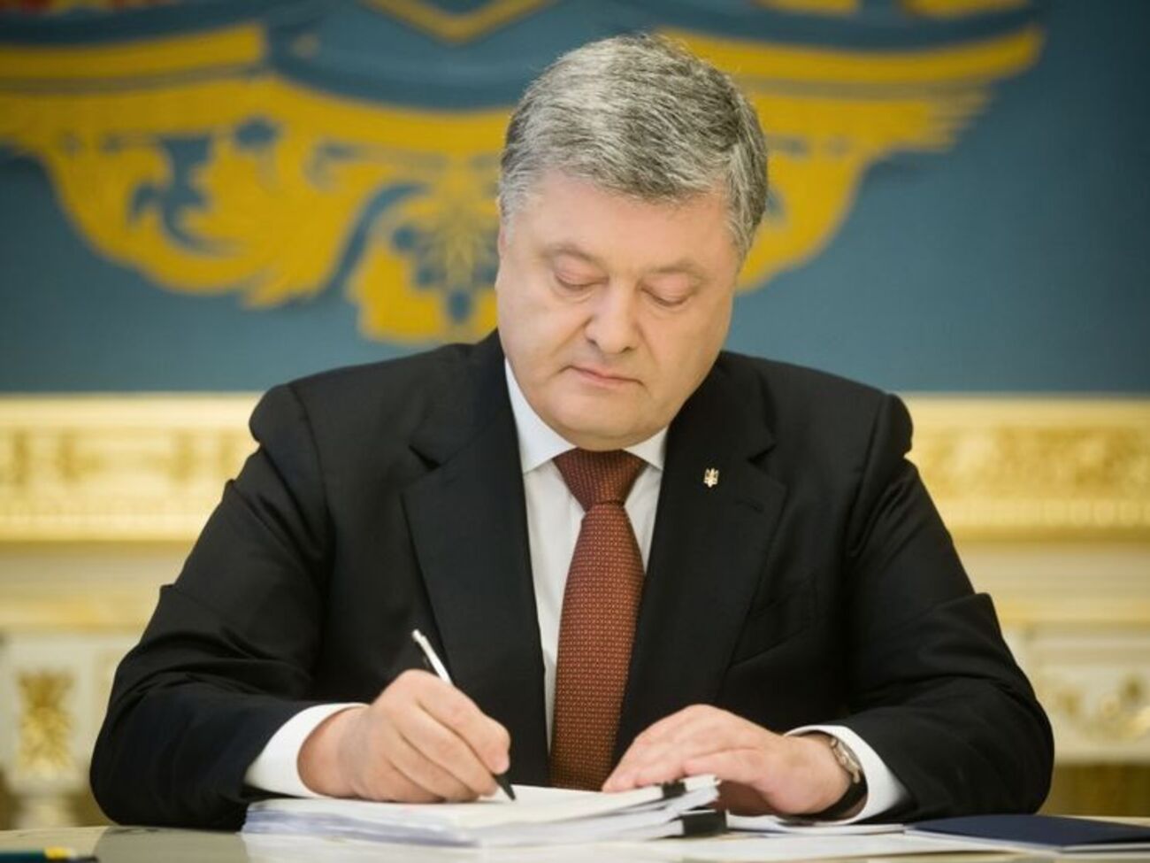 Порошенко поставив підпис під документом, ухваленим парламентом 7 грудня