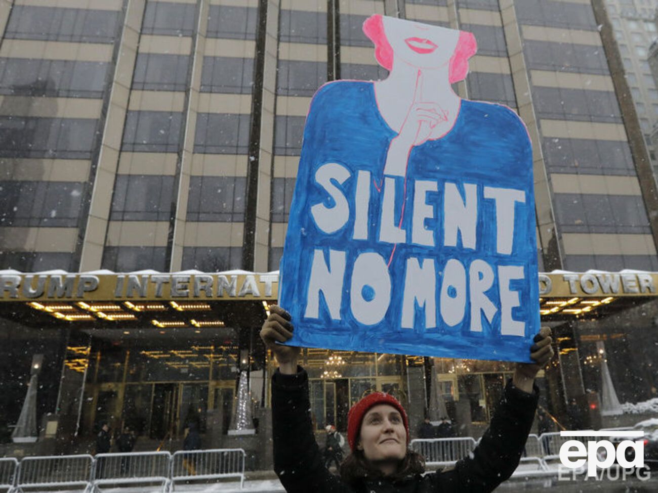 Участница митинга перед Trump Tower в Нью-Йорке