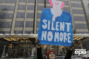 Участница митинга перед Trump Tower в Нью-Йорке
