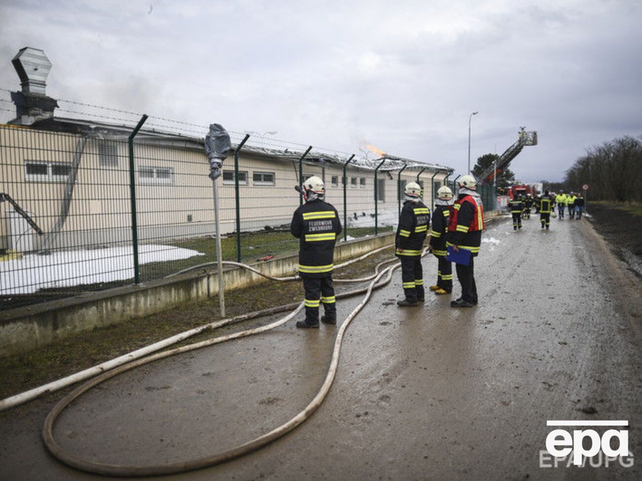 После аварии была развернута широкомасштабная операция пожарных бригад и спасательных служб