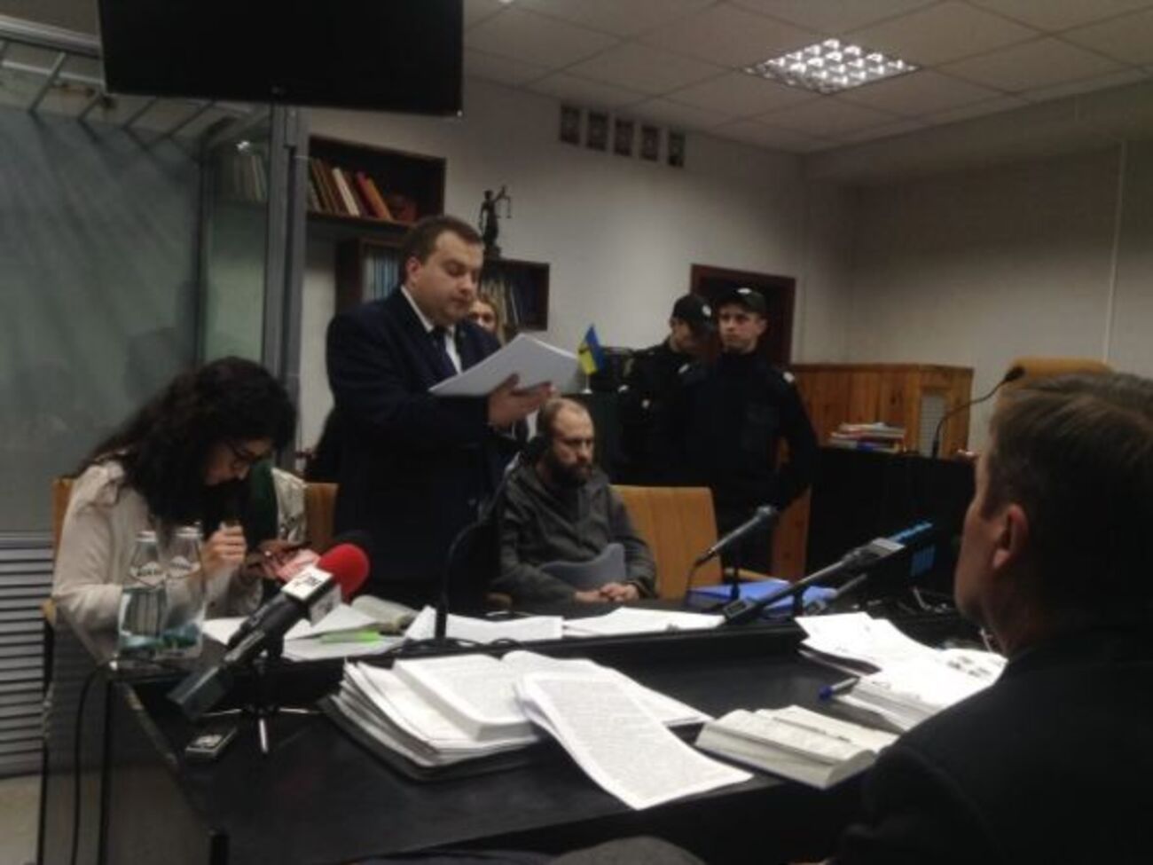 Дронову дозволили сидіти поруч із захисником