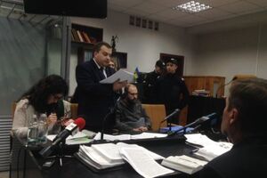 Дронову разрешили сидеть рядом с защитником