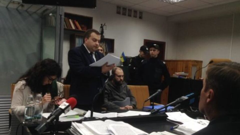 Дронову дозволили сидіти поруч із захисником