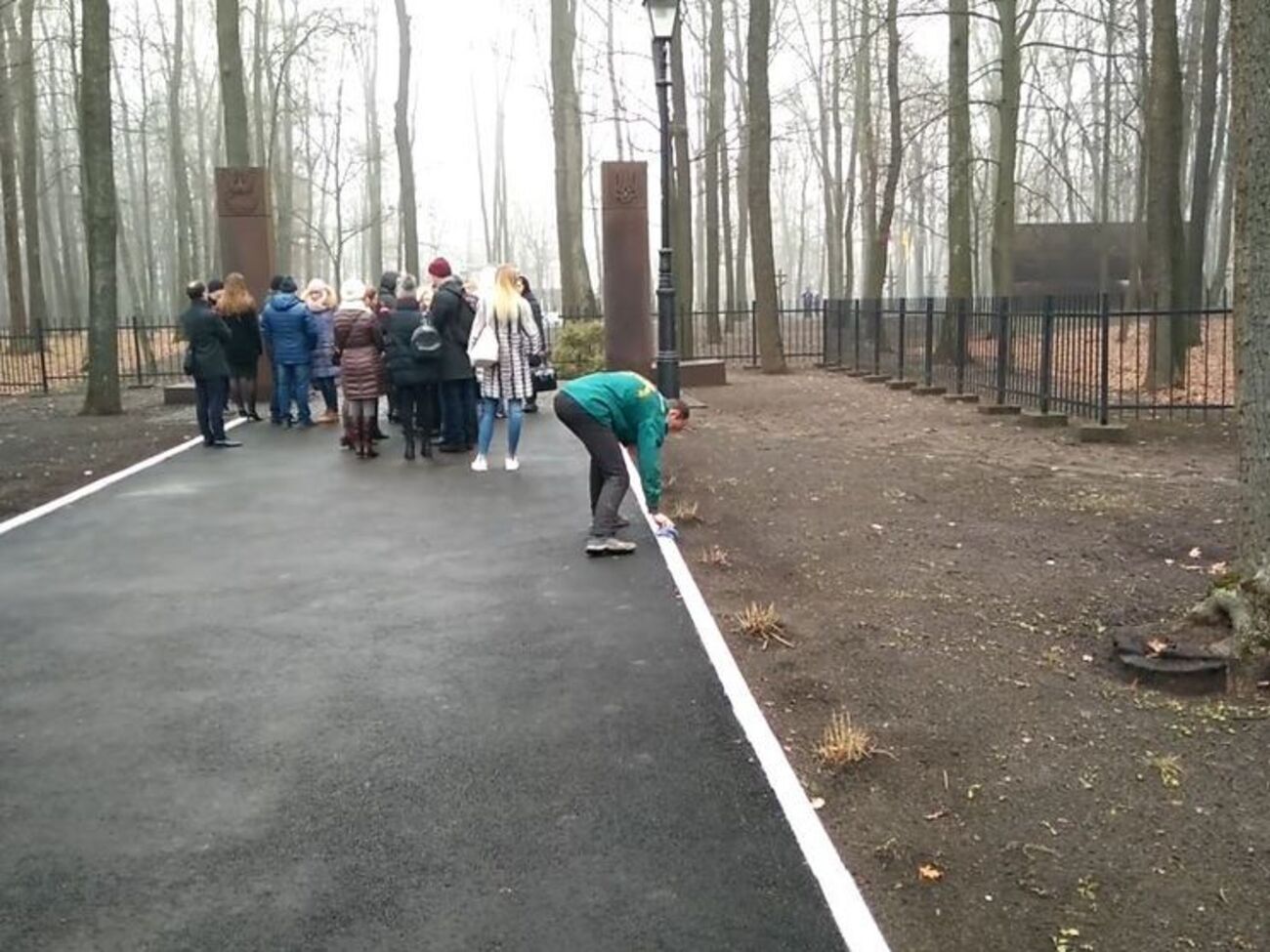 Кілька чоловіків протирало ганчірками білі бордюри
