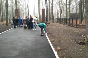 Несколько мужчин протирали тряпками белые бордюры