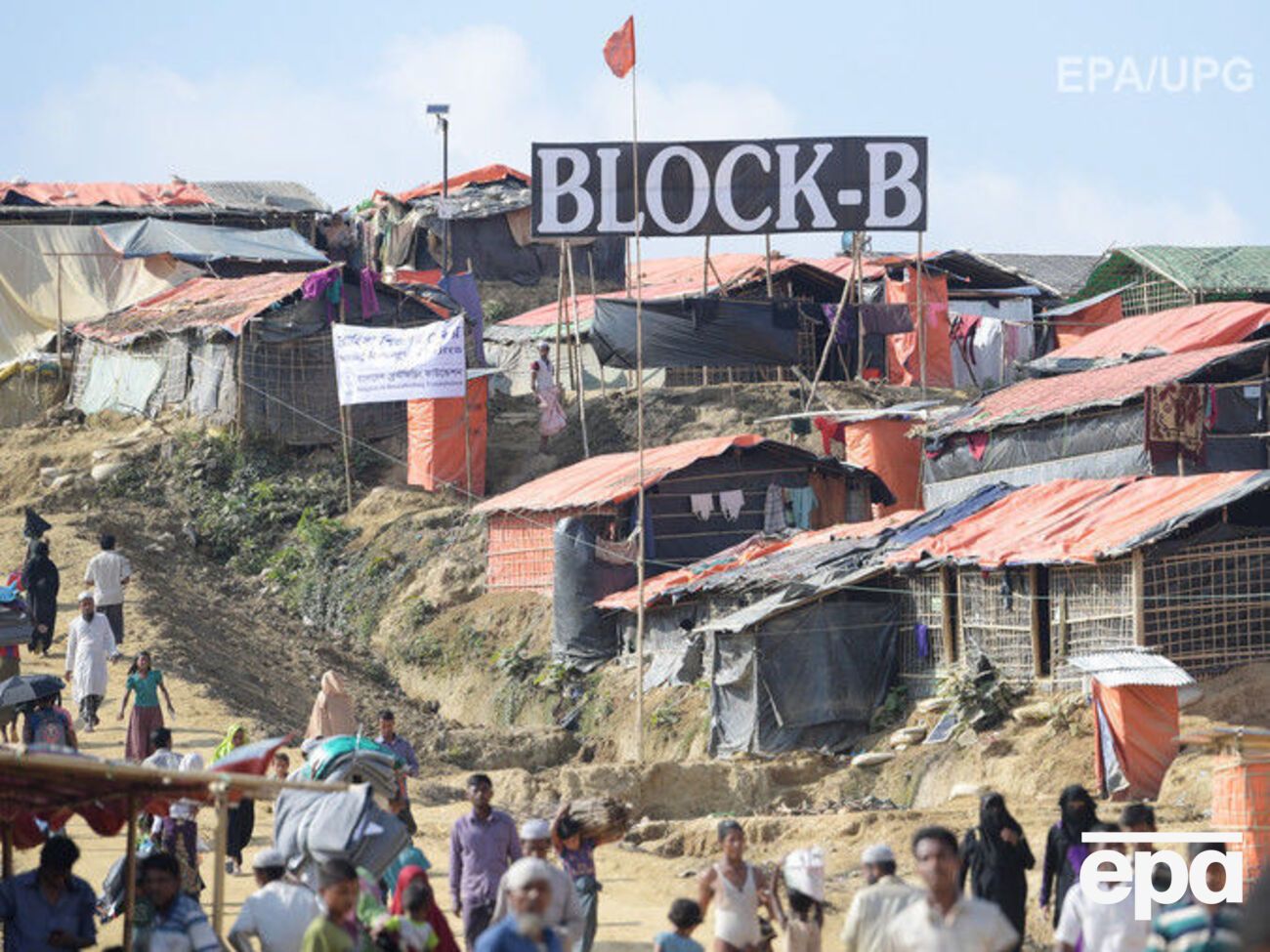 Бежавшие рохинджа живут в палаточных лагерях в Бангладеш