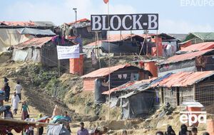 Бежавшие рохинджа живут в палаточных лагерях в Бангладеш