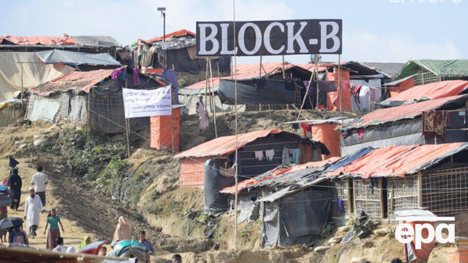 Бежавшие рохинджа живут в палаточных лагерях в Бангладеш