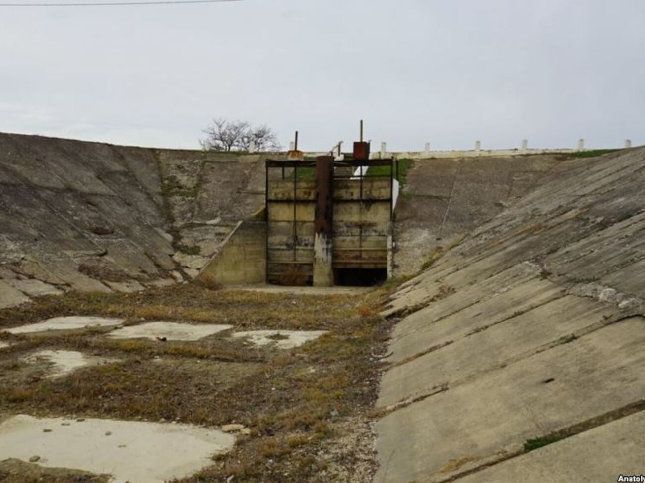 Уровень воды в Белогорском водохранилище снизился настолько, что его шлюзы закрыли