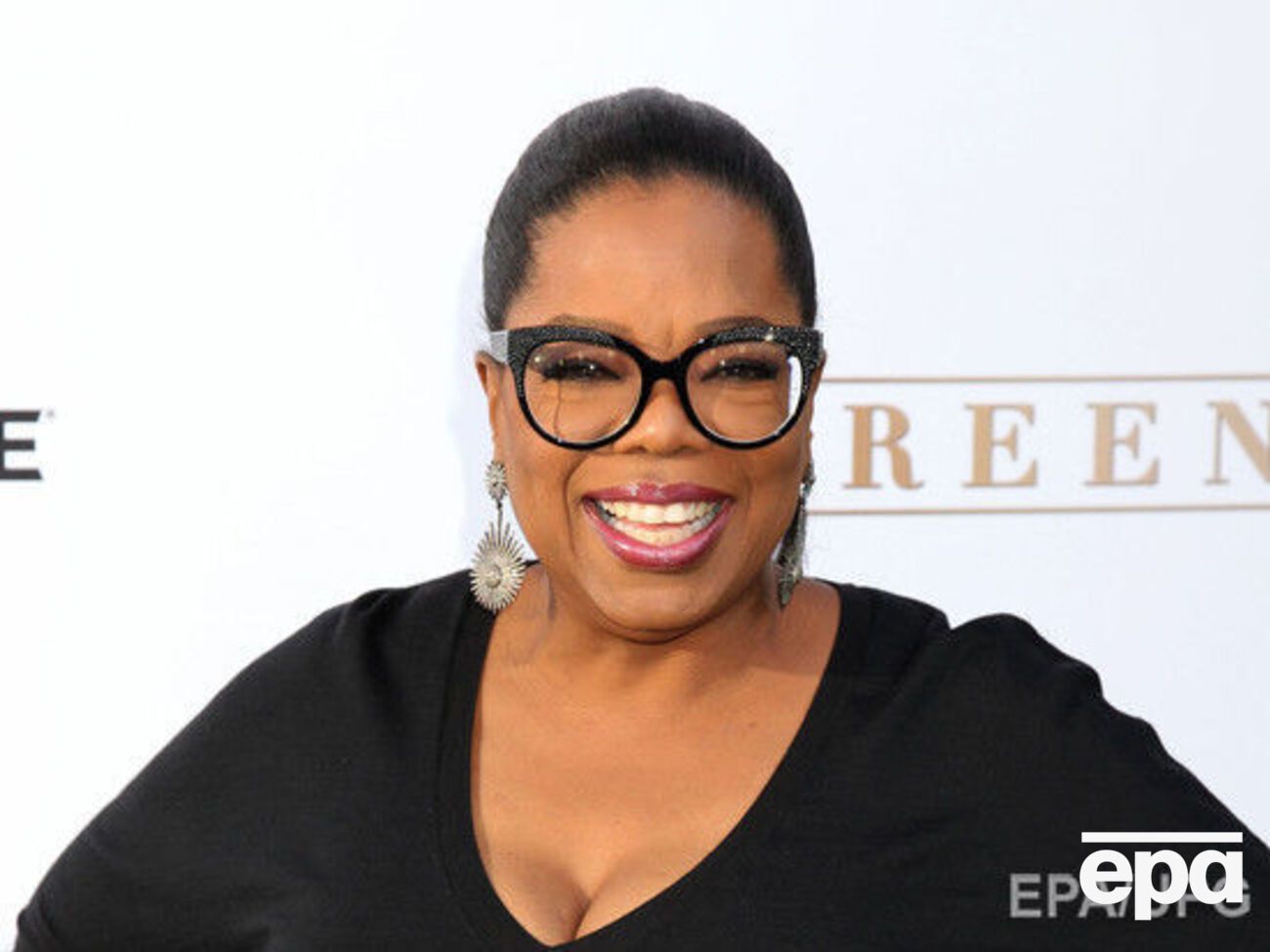 Опра получит награду, которой ранее отмечали Одри Хепберн