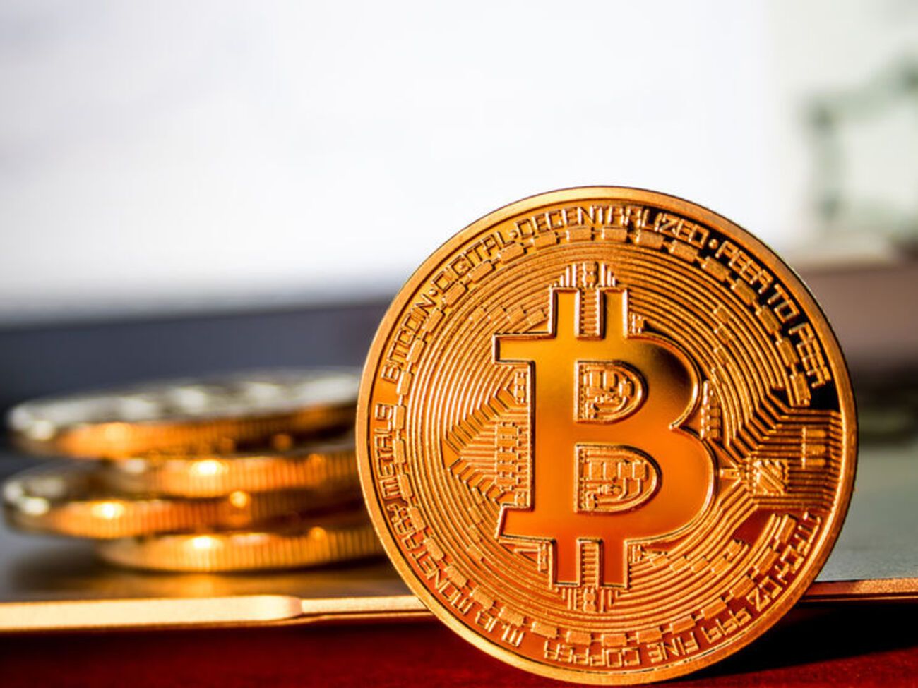 Біткоін може стати основною валютою для тіньового бізнесу країн, що потрапили під санкції