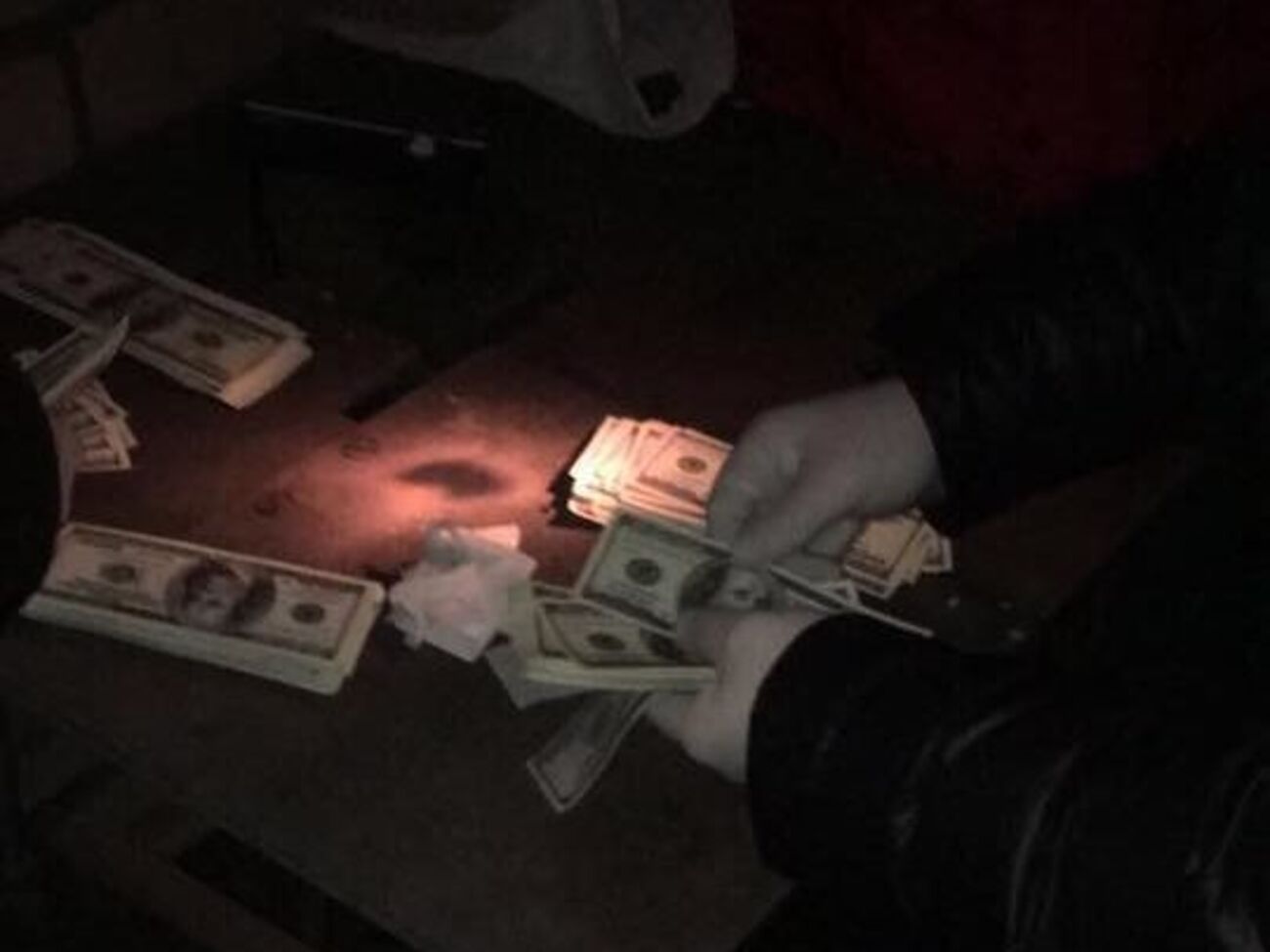 Луценко сообщил о задержании на взяточничестве управляющего заводом