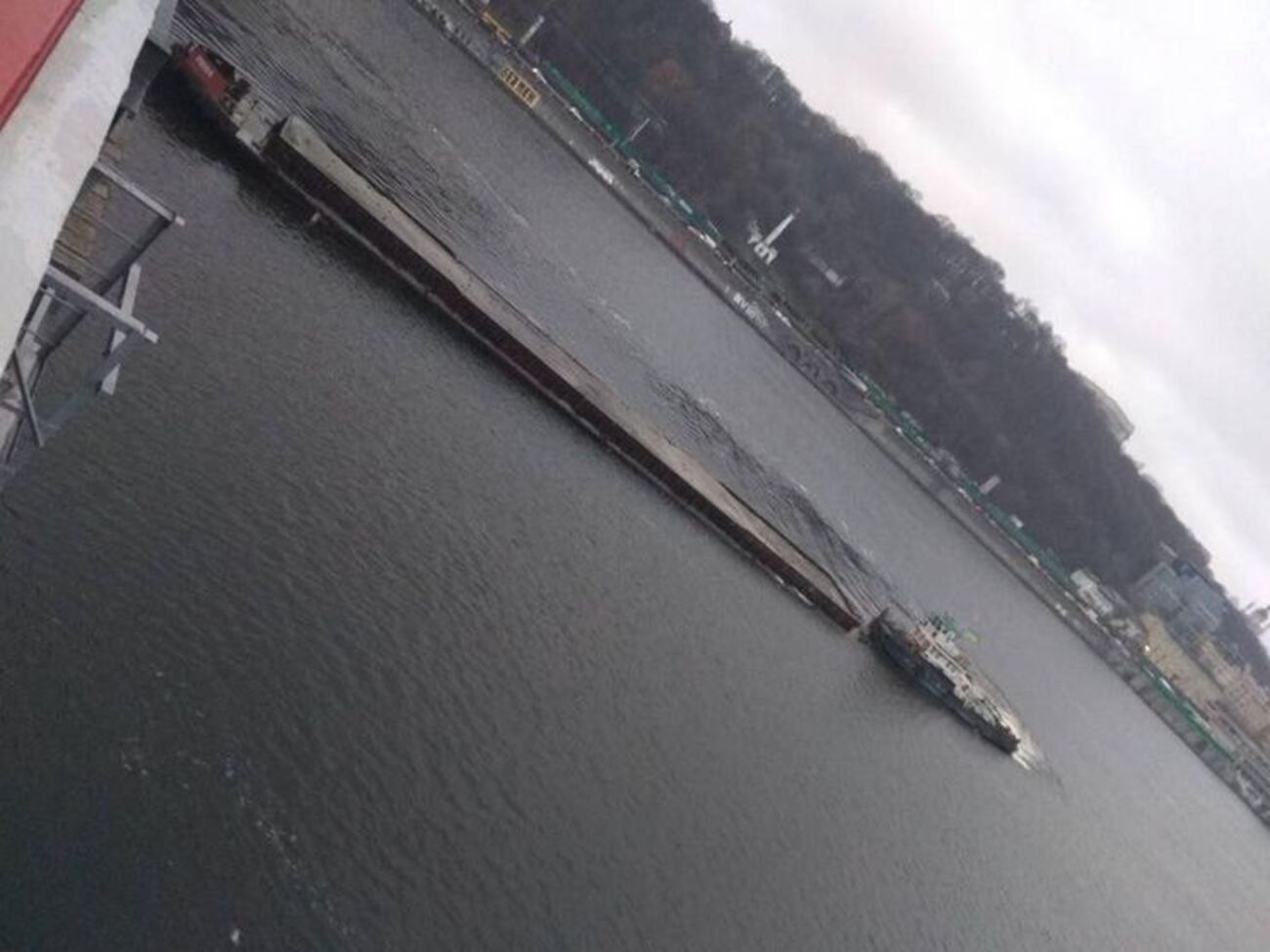 Предварительно разрушения пешеходного моста не обнаружены