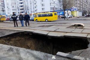 У Києві під трамвайними коліями утворився провал