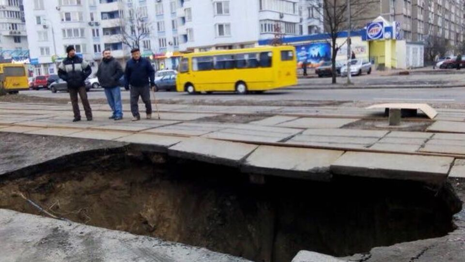 В Киеве под трамвайными путями образовался провал