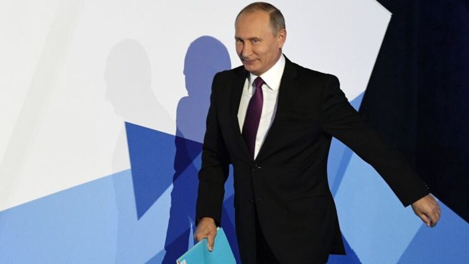 Путин презирает общественное мнение, считает политолог