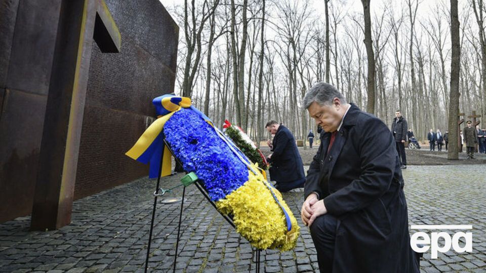 Порошенко: Кого-то ломали лагерями, кто-то не выдерживал и уходил из жизни сам