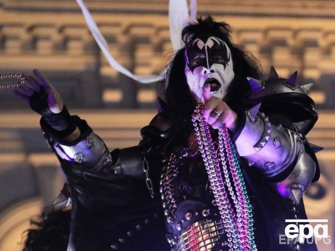 Жінка спробувала припинити інтерв'ю, однак Сіммонс не збирався зупинятися, пише TMZ