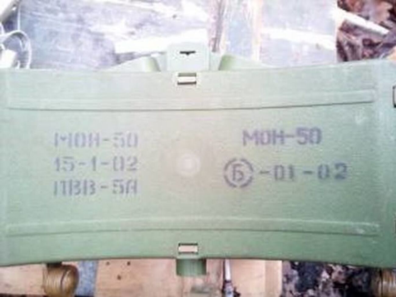 У схованці були міни МОН-50 і ОЗМ-72, мінний підривник МВЕ-72, а також три протипіхотні міни ПМН-2