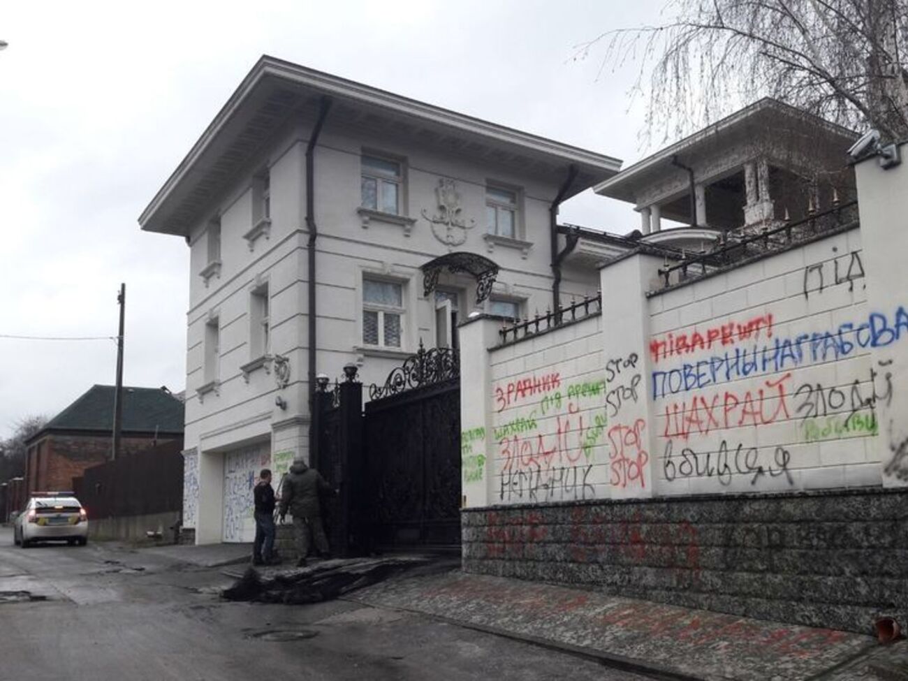 Після того як шини догоріли, мітингувальники розійшлися