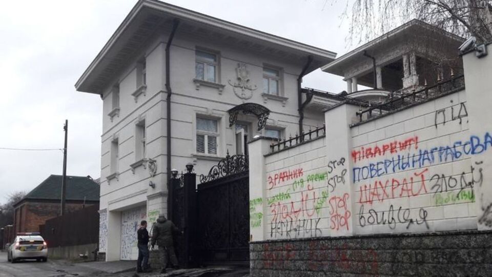 После того как шины догорели, митингующие разошлись