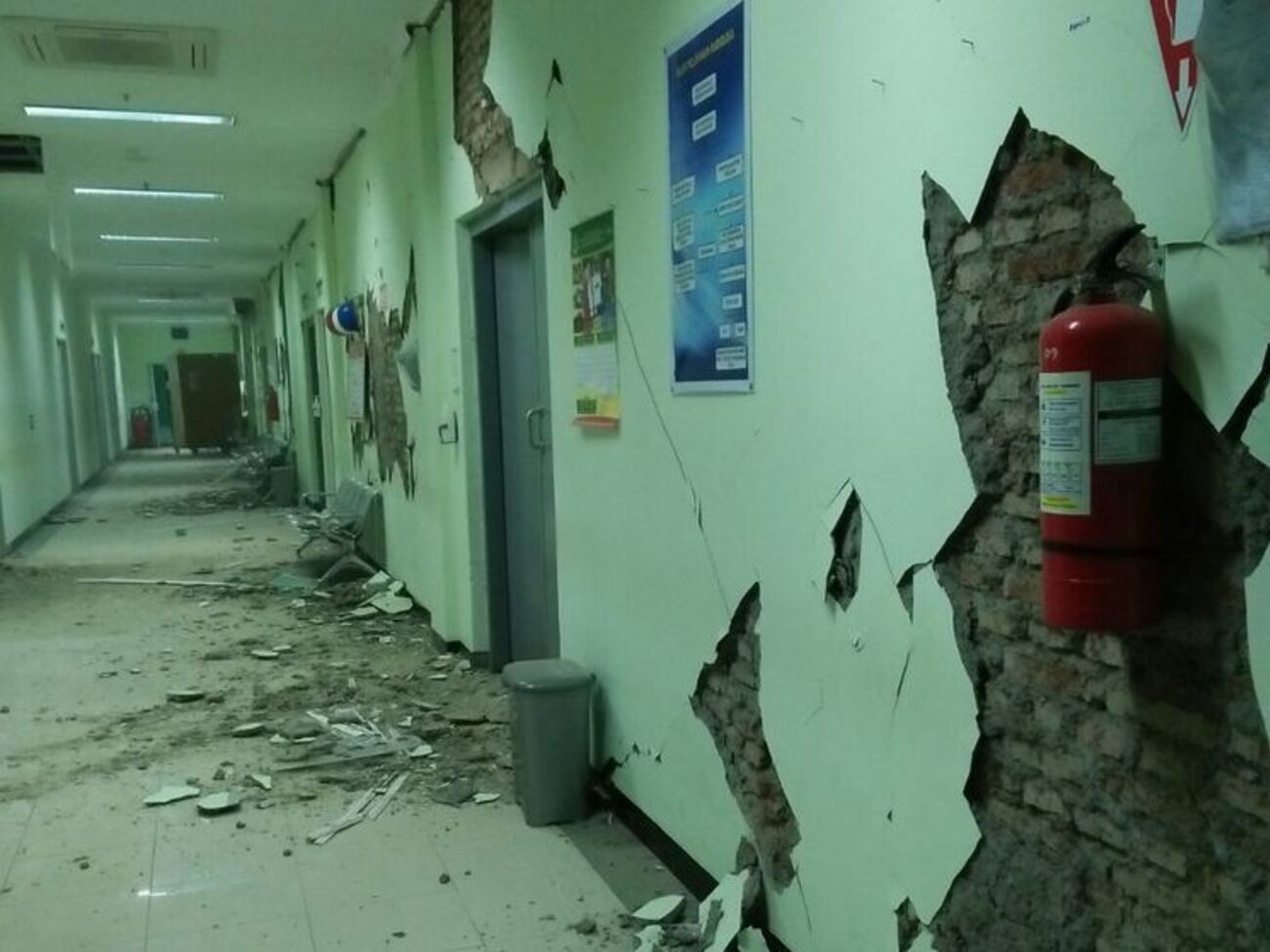 На Яві пошкоджено сотні будівель