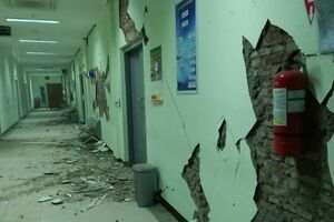 На Яві пошкоджено сотні будівель