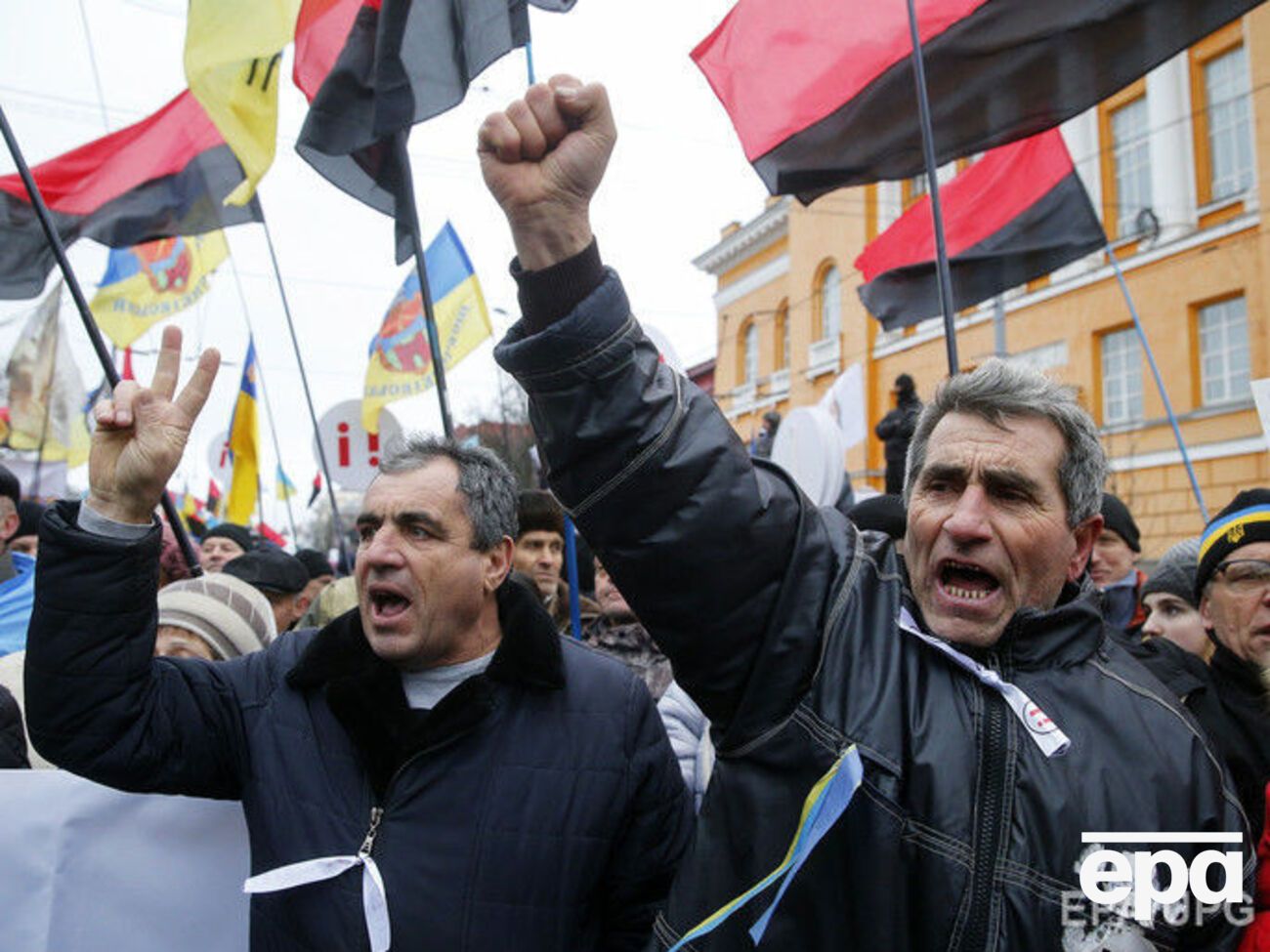 Протестувальники підійшли до Жовтневого палацу