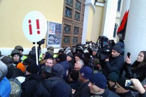 Біля Жовтневого палацу зібралися прибічники лідера "Руху нових сил" Михайла Саакашвілі, почалися сутички