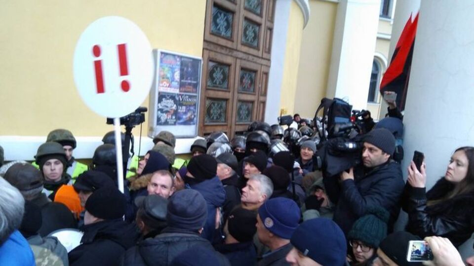 Біля Жовтневого палацу зібралися прибічники лідера "Руху нових сил" Михайла Саакашвілі, почалися сутички