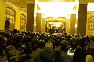 Сторонники лидера "Руху нових сил" Михаила Саакашвили пытались прорваться в Октябрьский дворец