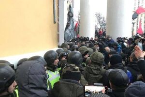 Медики оказали помощь 30 пострадавшим