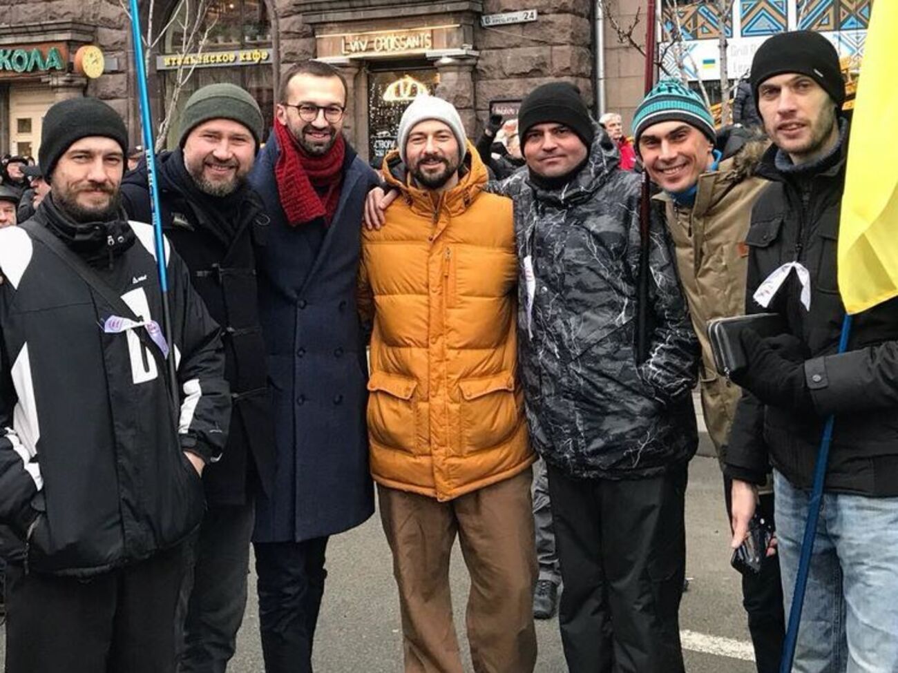 Лещенко (на фото третій зліва) приходив на сьогоднішнє віче