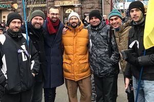 Лещенко (на фото третий слева) приходил на сегодняшнее вече