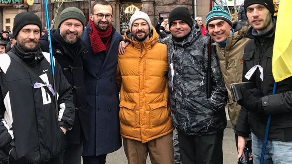 Лещенко (на фото третий слева) приходил на сегодняшнее вече