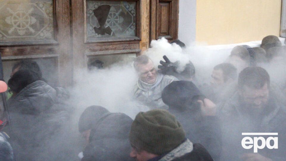 Между активистами и силовиками произошли столкновения, кто-то распылил неизвестный газ