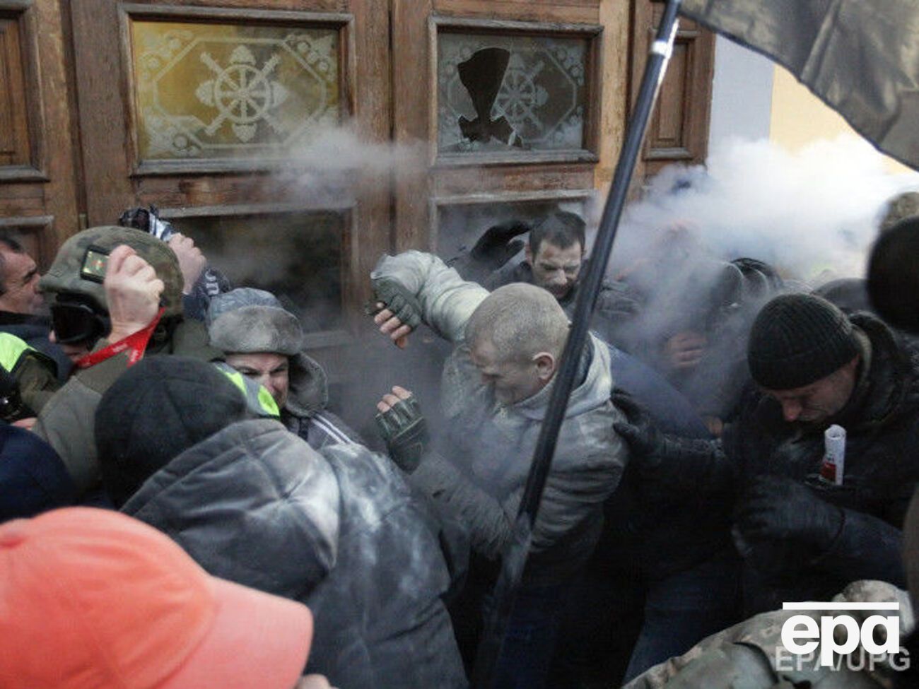 Біля Жовтневого палацу в Києві сталися сутички між прихильниками лідера "Руху нових сил" Михайла Саакашвілі й правоохоронцями