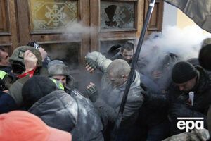 Біля Жовтневого палацу в Києві сталися сутички між прихильниками лідера "Руху нових сил" Михайла Саакашвілі й правоохоронцями