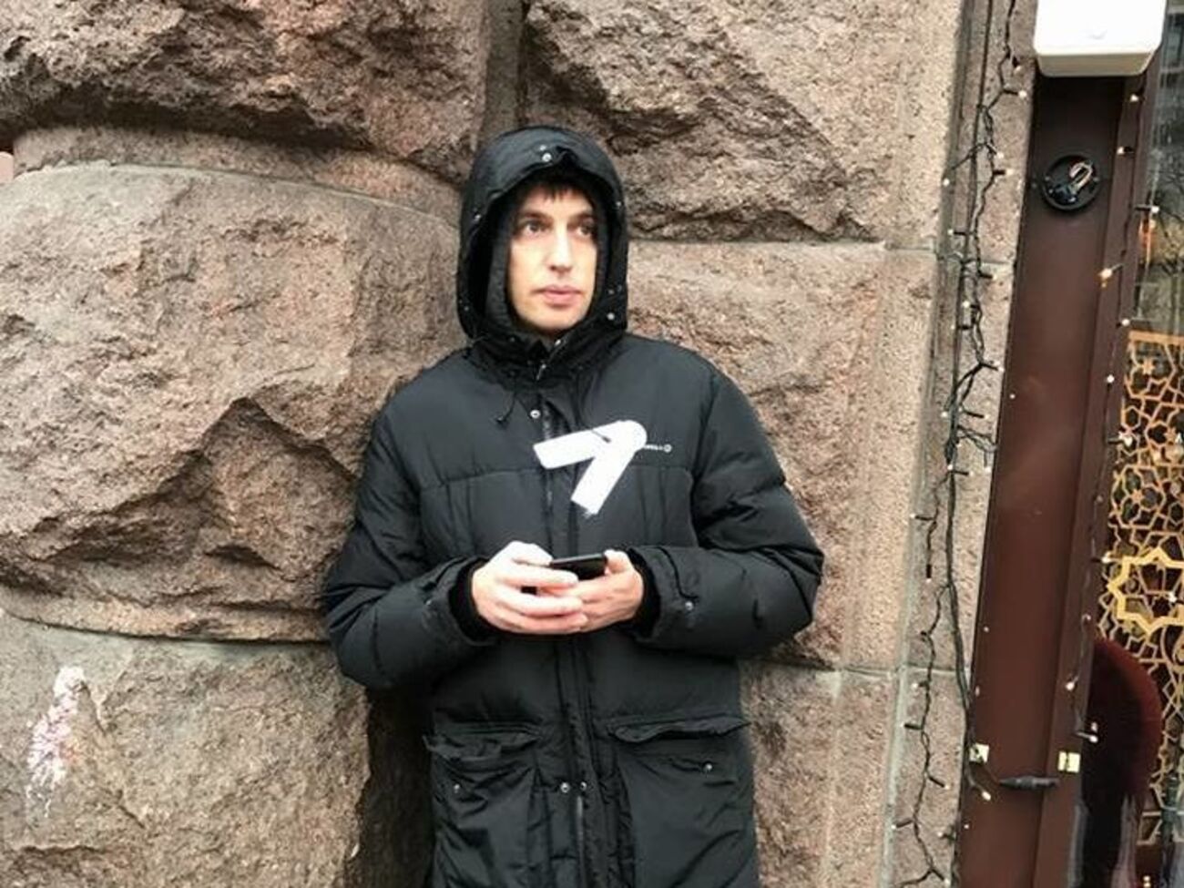 Гинку сфотографировали возле кафе "Шоколадница"