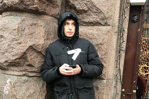 Гинку сфотографировали возле кафе "Шоколадница"