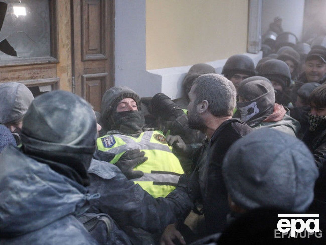 Сторонники Саакашвили пытались попасть в Октябрьский дворец, когда там шел концерт джазового оркестра