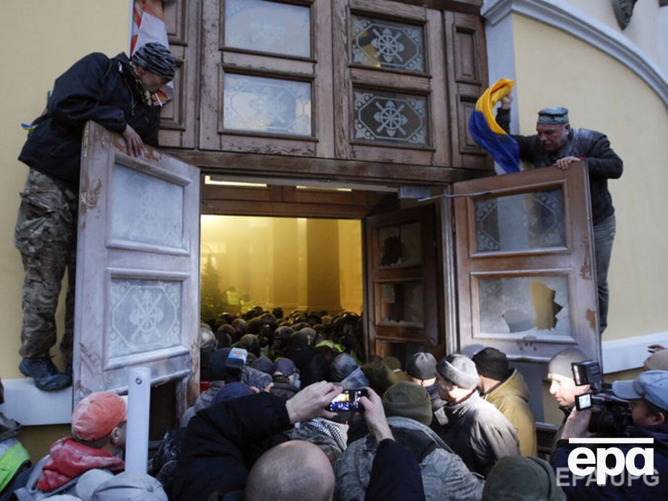 Активісти почали штурм Жовтневого палацу під час виступу джазового оркестру