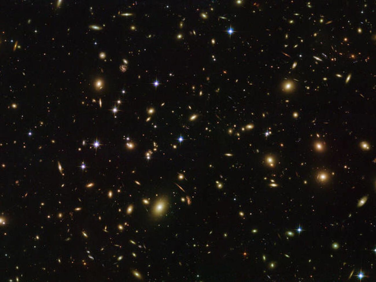 Hubble сфотографував яскраве скупчення галактик