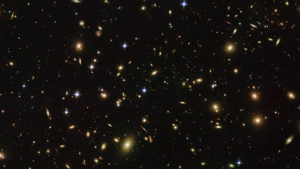 Hubble сфотографував яскраве скупчення галактик