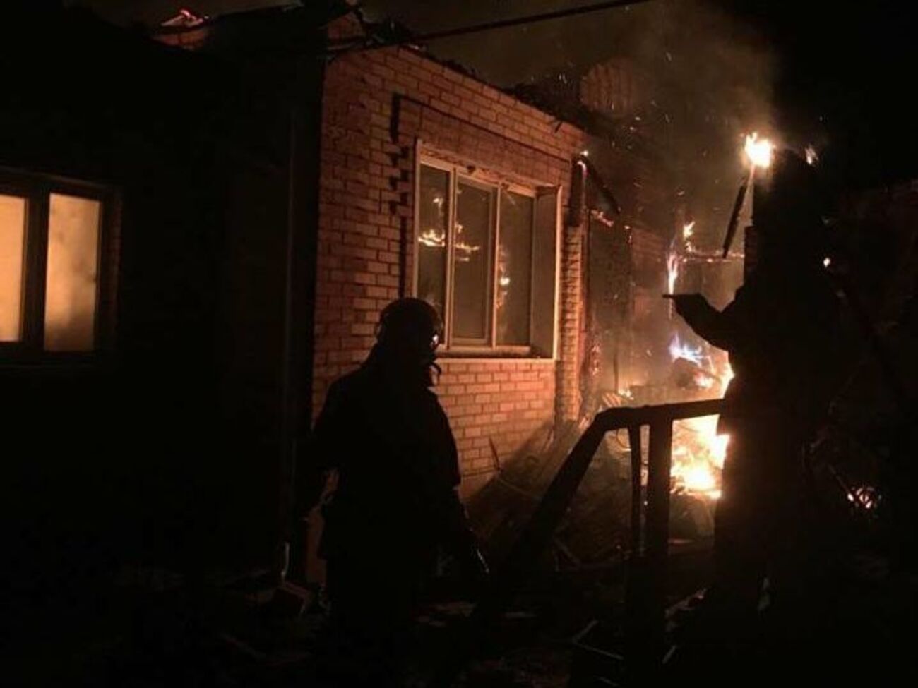 У Новолуганському горить три будинки