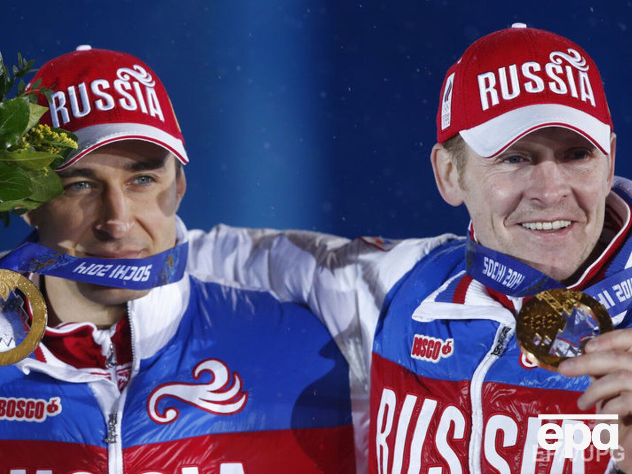 У Алексея Воеводы (слева) и Александра Зубкова забрали золотые медали Олимпиады в Сочи