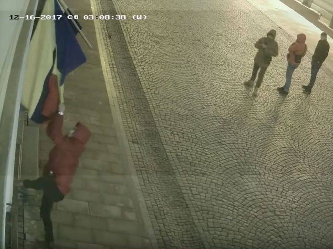 Флаги сорвали на спор жители Черновицкой области &ndash; полиция