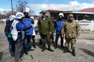 По словам источника "Известий", украинская сторона якобы вела себя неуважительно и временами агрессивно по отношению к российским офицерам