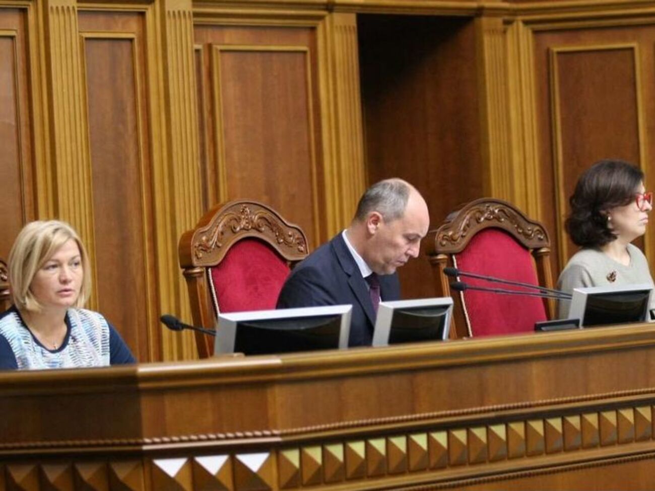 Сыроид (крайняя справа) заявила, что Украина "обменяла суверенитет и армию на доходы от фактического обогащения на войне"